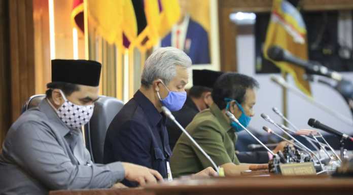 Sebagian Besar Anggota Rapat Paripurna Ikuti Penyampaian LKPJ Ganjar Pranowo Lewat Streaming Rapat paripurna Jateng