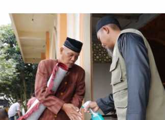 jamaah disemprot handsanitizer
