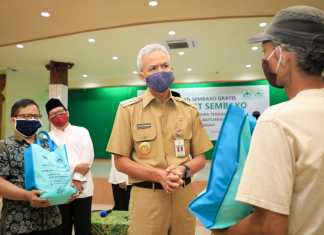 Ganjar Pranowo saat berikan bantuan di Masjid Baiturahman