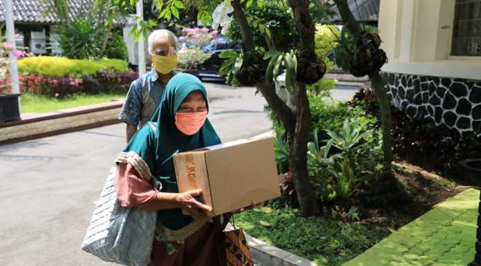 Pasangan lansia asal Semarang berikan bantuan