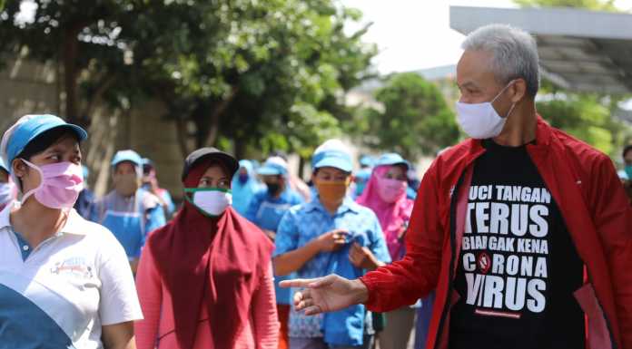 Karyawan PT. Djarum Tertib Physical Distancing Saat Dikunjungi Ganjar Ganjar Pranowo dan karyawan Djarum